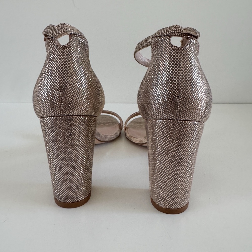STUART WEITZMAN • Nearlynude Textured-Lamé Sandals In Oro - Picture 6 of 15